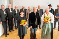 Verleihung der Bezirksmedaille am 18.10.2021 in München. Bezirkstagspräsident Josef Mederer (Mitte) wird eingerahmt von Ingeborg Röck (links) und Isolde Schuster. Hintere Reihe, von links: Toni Trost, Max Mory, Peter Bruha, Dr. Hermann Mader, Dr. Lothar Lerach, Dr. Rudolf Nützel, Rudi Dietz und Josef Kümmerle.