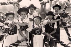 9bJugendgruppe-beim-Sterntanz-Mai-1952-0003-Copy