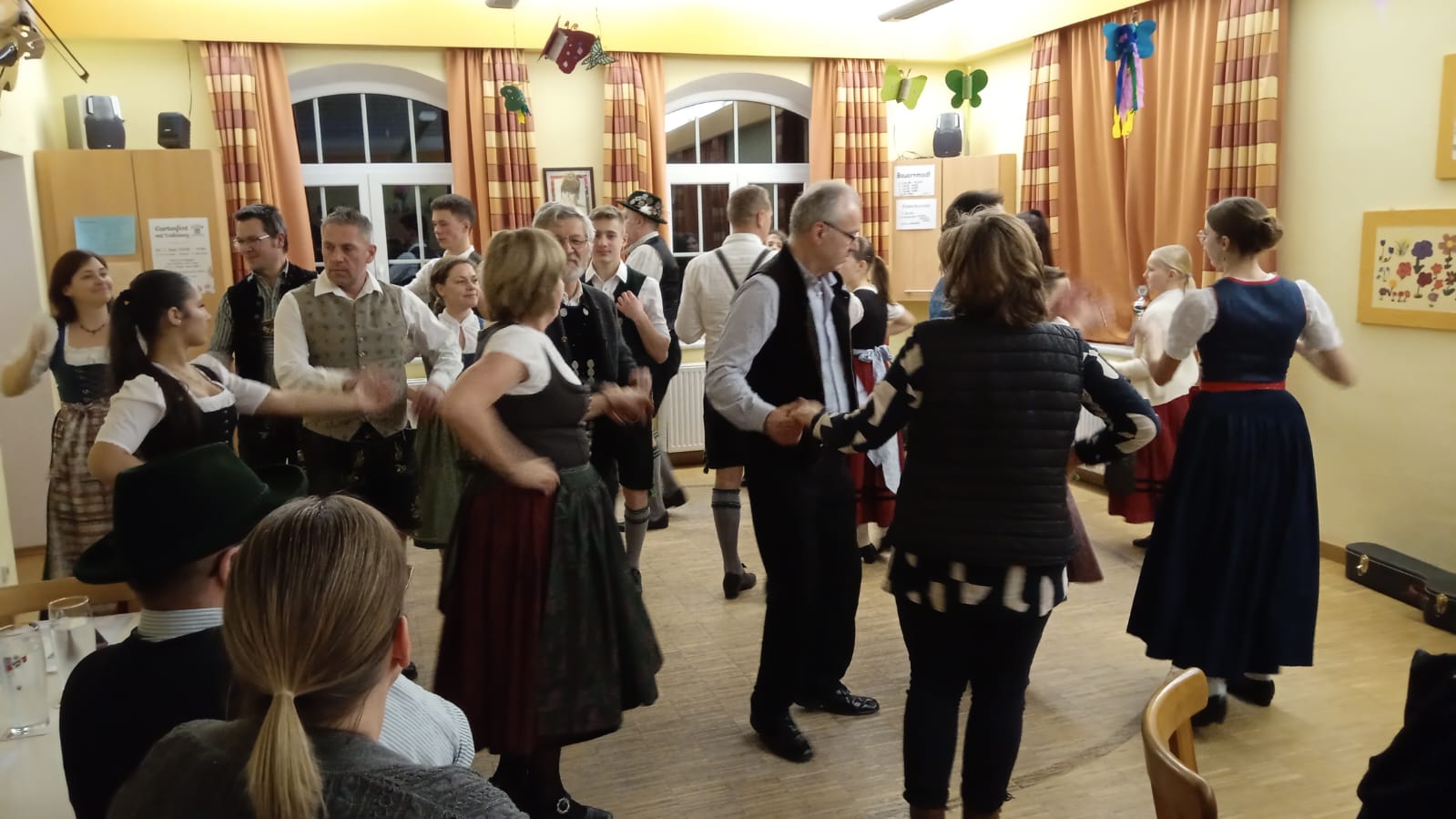 Volles Haus bei „Jetzt werd tanzt“ im Vereinsheim Theresienbau in Karlshuld